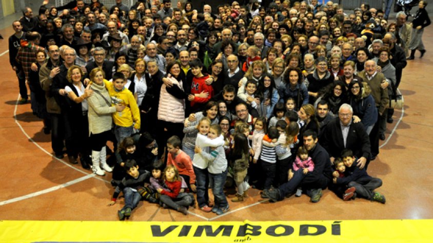 Imatge del cor format amb 200 persones abraçades