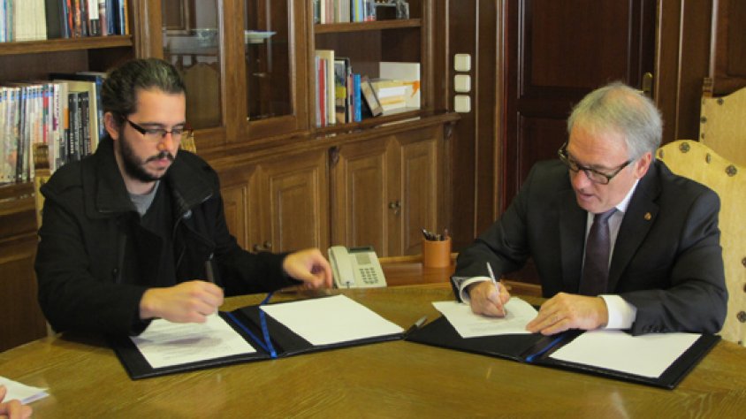 Instant en que el president de l'Associació de la Setmana Medieval signava el conveni amb el president de la Diputació de Tarragona