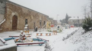 El parc infantil que hi ha a la plaça de Sant Francesc, tot nevat