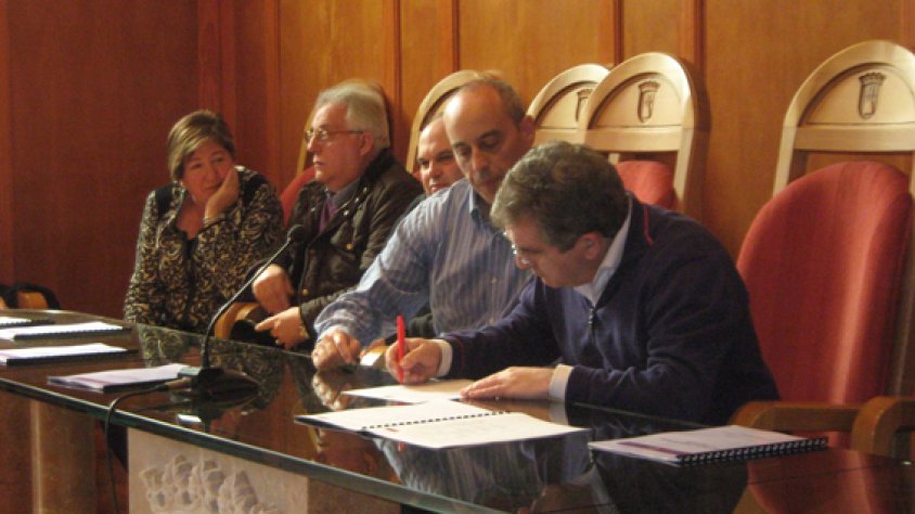 Moment de la signatura de l'alcalde, Josep Andreu