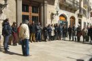 Minut de silenci a les portes de l’Ajuntament de Montblanc per les víctimes de l’accident aeri