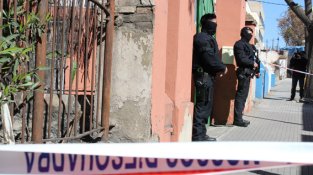 Andisturbis protegint l'entrada del gimnàs, situat al Portal Nou de Valls