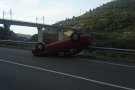 Sortida de via d'un vehicle a la C-14 a la Riba que acaba bolcant