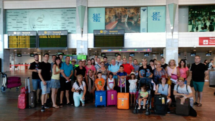 Els 37 montblanquins preparats per pujar a l'avió