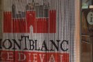 L'Oficina de Turisme de Montblanc estrena una cortina amb el seu logotip