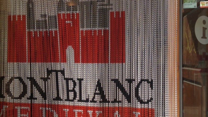 Imatge de la cortina amb la imatge corporativa de l'Oficina de Turisme de Montblanc