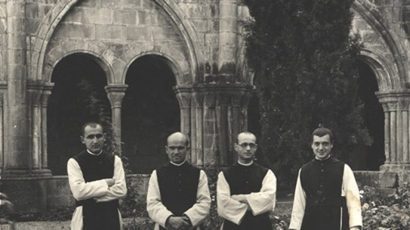 Imatge dels quatre monjos restauradors del monestir