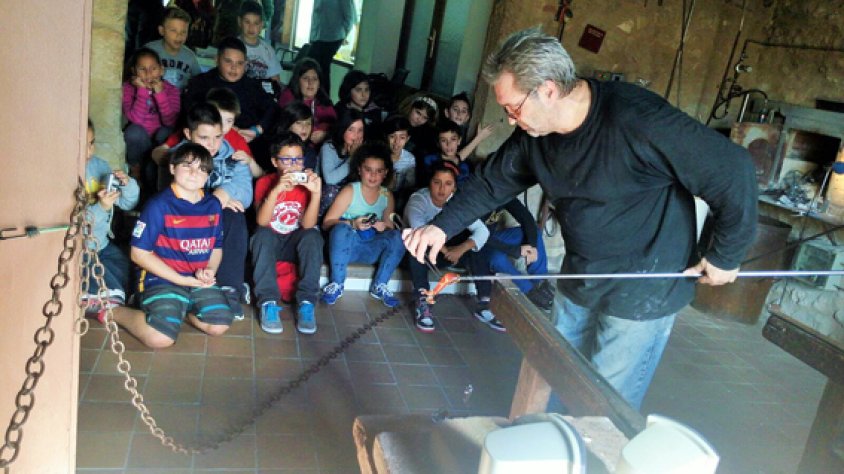 Una de les escoles, durant la seva visita al Museu