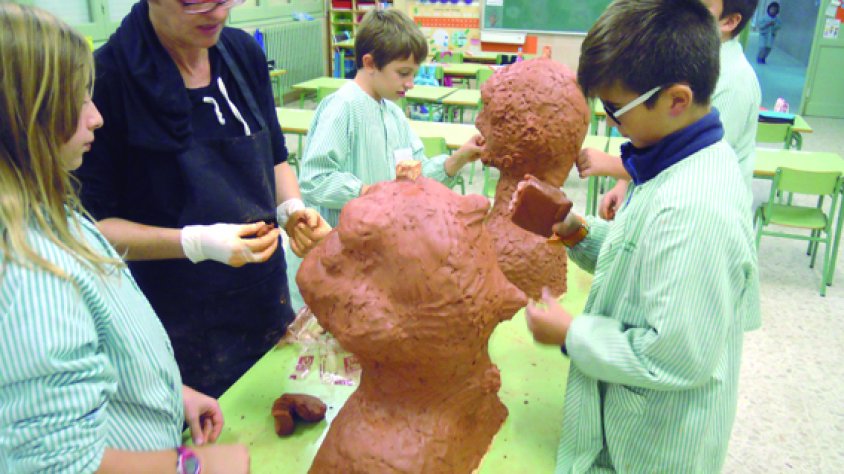 Un instant del taller d’elaboració d’un capgròs i dos gegantons