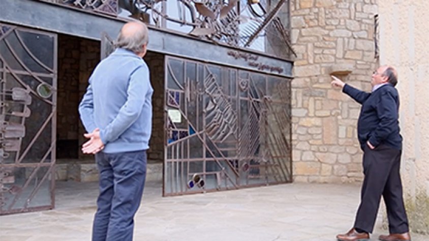 Joan Bonet i Josep Amill admirant la reixa de l'Ermita dels Sants Metges