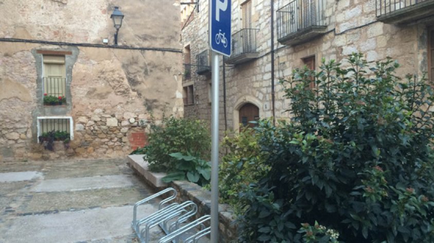 Aparcament de bicicleta situat a la plaça Reial de Montblanc