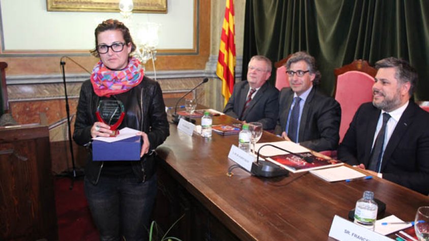 Sònia Jauset, guanyadora de la primera edició del Concurs de Cartells, recollint el premi
