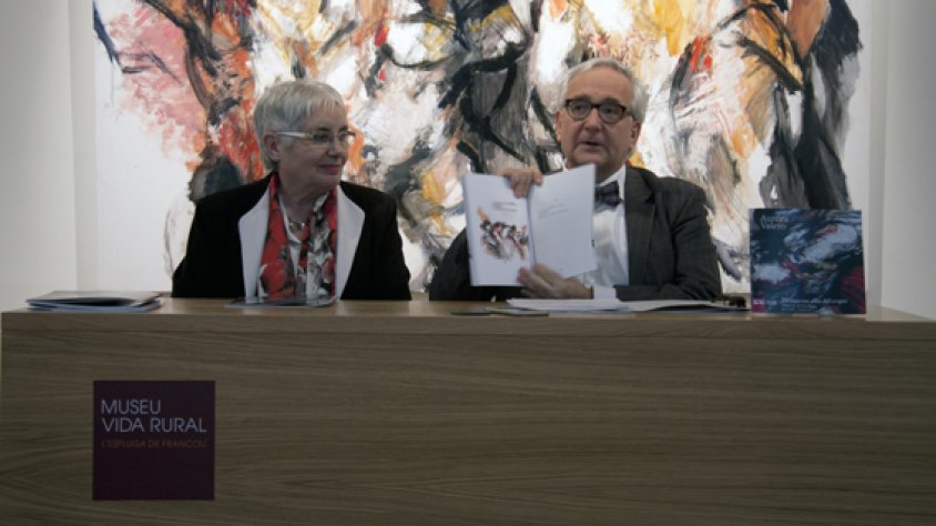 La pintora, Aurora Valero, i el director de la Fundació Carulla, Carles Duarte