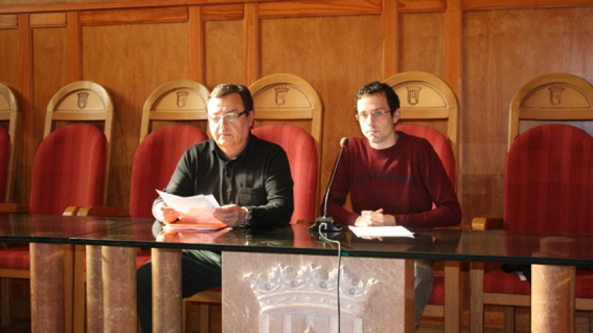 Àngel Torija, responsable de la Comissió Religiosa de les Festes de la Serra i Toni Cartanyà, president de les Festes de la Serra, aquest 27 de gener a l'Ajuntament de Montblanc