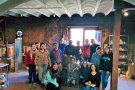 Alumnes de l'Escola Massana aprenen a bufar vidre i a folrar peces amb sarga al Museu i Forn del Vidre de Vimbodí