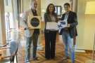 Gabriel Poch lliura el seu llibre/joia ‘Barcelonagrafia’ a la Diputació
