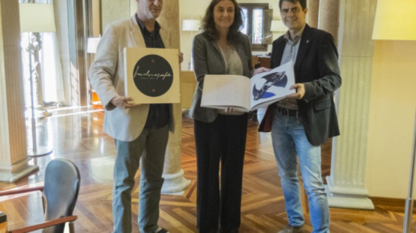 Entrega de Barcelonagrafia Poch i més… a la presidenta de la Diputació de Barcelona i al vicepresident Castells; llibre joia de 43 manuscriptors i 43 manugravats editat amb el suport de la Diputació de Barcelona Tardor-Hivern 2015.