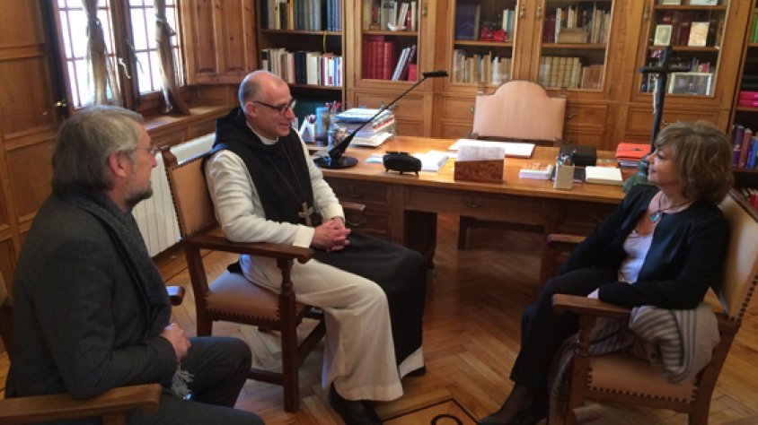 Moment de l'entrevista amb l'abat de Poblet