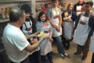 El Forn de pa Joan ensenya l'elaboració de les coques de Montblanc