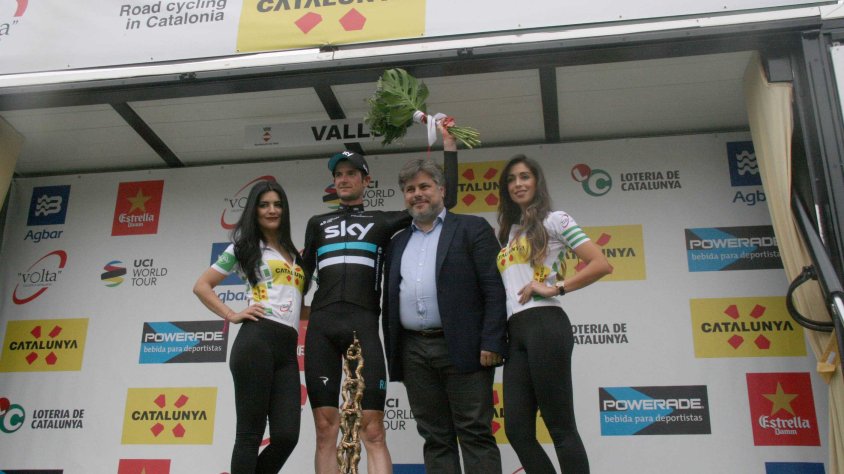 Entrega del trofeu al ciclista Wouter Poels a càrrec de l'alcalde de Valls, Albert Batet