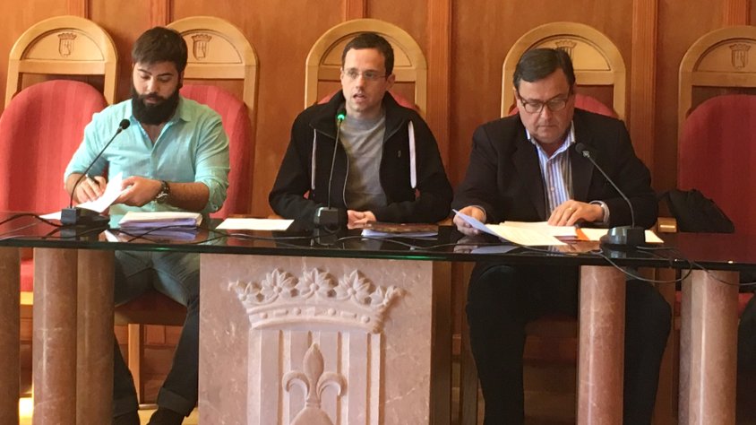 Oriol Pallissó, regidor de l'Ajuntament de Montblanc; Toni Cartanyà, president de les Festes de la Serra; i Àngel Torija, responsable de la comissió religiosa