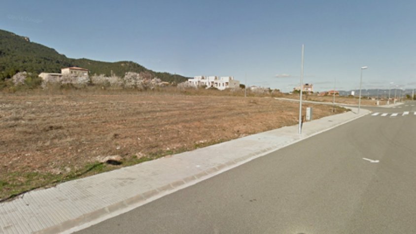 La finca es troba situada al carrer Joan Amades