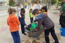 Els més petits de Pira planten flors, arbusts i plantes aromàtiques amb l'ajuda dels grans de la localitat