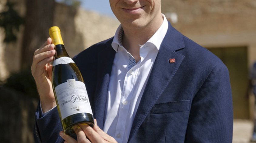 Miguel Torres Maczassek, director general de Cellers Torres, amb l’ampolla de Sons de Prades davant del castell de Milmanda