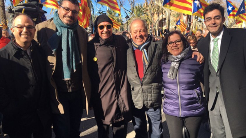 Els alcaldes de Sarral, Vimbodí i Poblet, l'alcaldessa de Passanant i Belltall, el president del PDECAT a la Conca amb els diputats al Parlament de Catalunya, Jordi Turull i Lluís Llach.