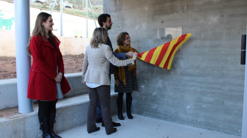 Moment de la descoberta de la placa inaugural de l'ampliació de l'escola Valldemur de Barberà