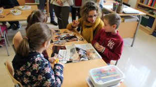 La Consellera d'Ensenyament Meritxell Ruiz conversant amb els alumnes de l'escola
