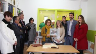 S'ha fet entrega de diferents regals a la Consellera