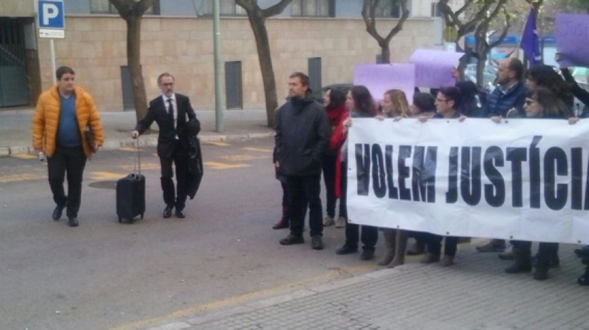 Entrada al jutjat de l'únic acusat, Jaume Solsona, acompanyat del seu advocat