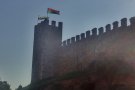 Les banderes a la muralla ja anuncien el compte enrere per la Setmana Medieval
