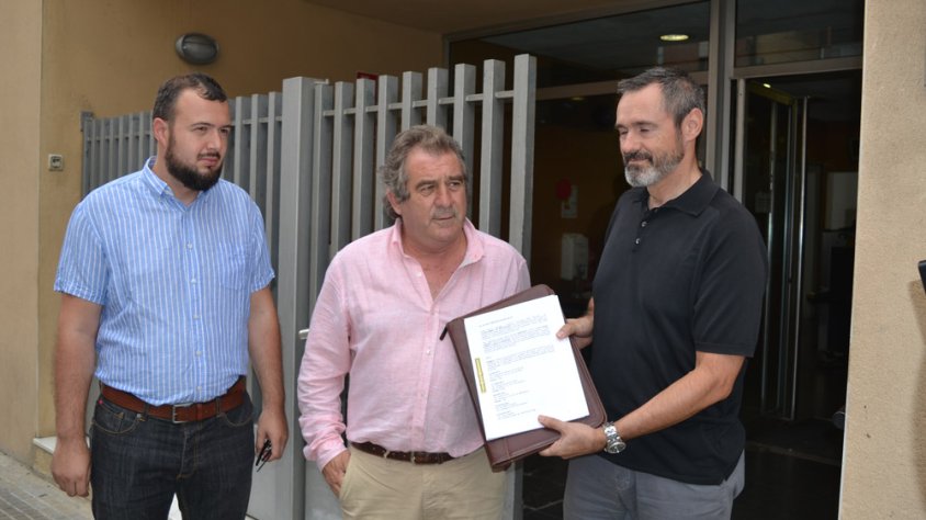 Imatge de l’alcade de Montblanc amb la denúncia que s’ha presentat.