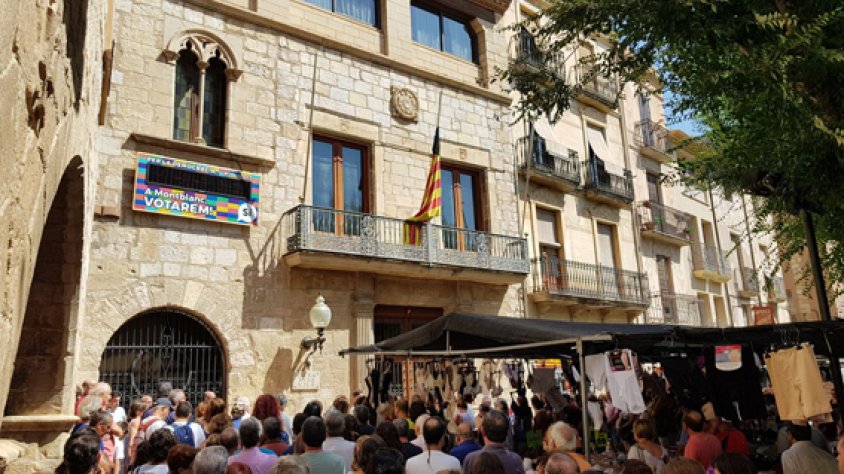 Cinc minuts de silenci a les portes de l'Ajuntament de Montblanc en condemna als atacs terroristes