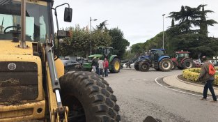 Tractors arriben a la Conca per situar-se davant dels col·legis electorals
