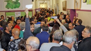 Dins del col·legi electoral de les Muralles, esperant per votar