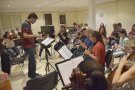 L'Orquestra Simfòfinca Treu-li la Pols al Teu Instrument dona el tret de sortida a la desena temporada, amb nou director
