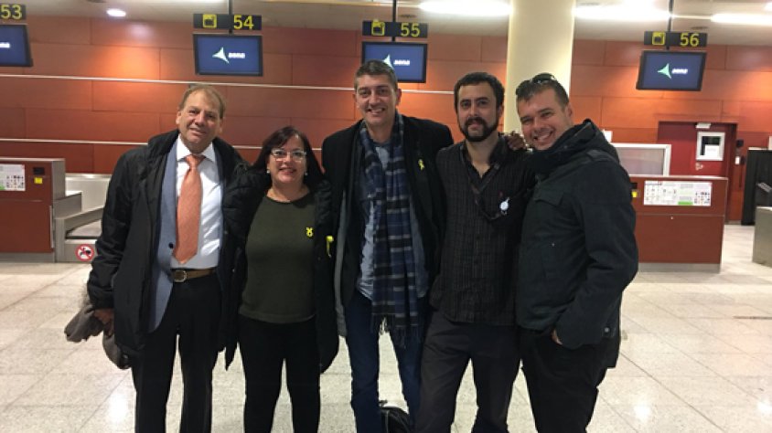 Fotografia d'alcaldes de la Conca a l'aeroport
