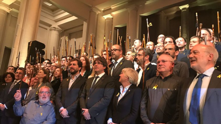 Foto de família dels alcaldes amb Carles Puigdemont