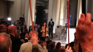 Moment que els alcaldes reben al president Puigdemont a Brussel·les