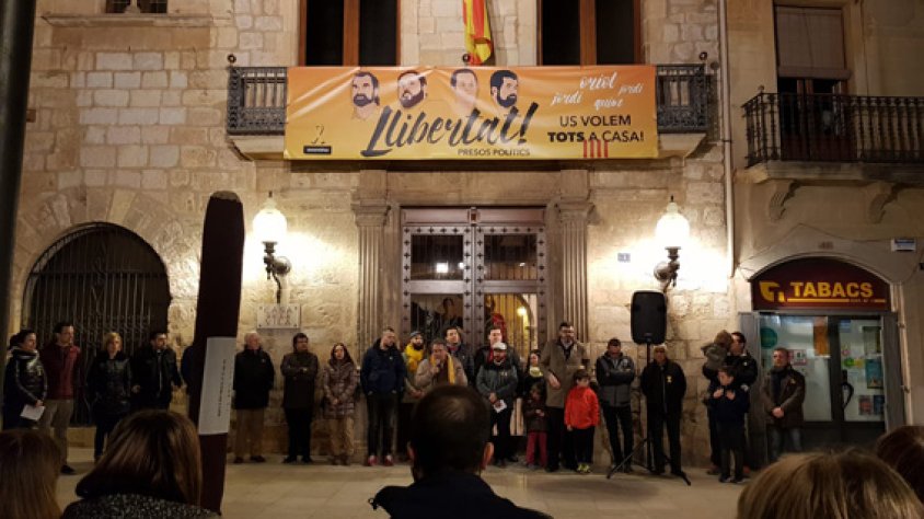 Una de les concentracions per demanar la llibertat de presos políticsUn equip de creadors multidisciplinari de l’Alt Camp i la Conca de Barberà proposa convertir els llaços grocs en pastissos per commemorar l’1 d’octubre. Els creadors del Camp de Tarragon