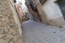 Finalitza la reforma del carrer del Mestre Rebull de Vimbodí i Poblet, que manté l'aspecte empedrat