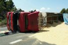 Un camió ha bolcat a la N-240