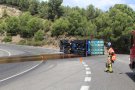 Tallada l’N-240 al Coll de Lilla per un camió bolcat