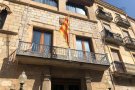 Uns individus arranquen la pancarta de suport als presos polítics del balcó de l'Ajuntament
