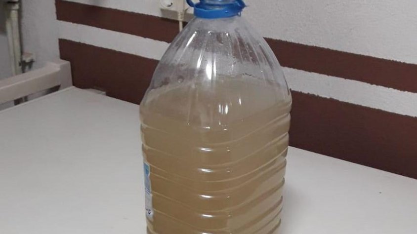 Aquest és el color de l'aigua que sortia a casa d'una veïna de Pira