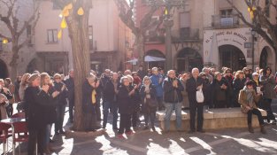 Multitudinària concentració davant l'Ajuntament de Montblanc