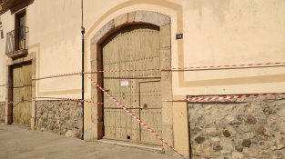 Cal Contijoch precintat i amb l'"avís de demolició"
